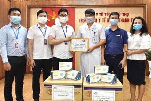 Trao tặng 10.000 khẩu trang y tế cho Trung tâm Y tế huyện Thanh Thủy