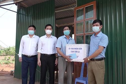 Đồng chí Chủ tịch UBND tỉnh thăm, tặng quà chốt kiểm soát dịch tại huyện Mường La