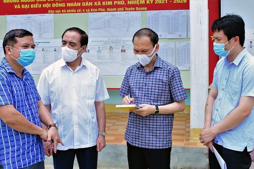 Đồng chí Bí thư Tỉnh ủy Chẩu Văn Lâm kiểm tra các điều kiện đảm bảo cho người bị tạm giam và cách ly đi bầu cử