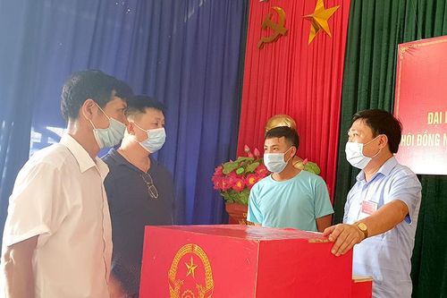Thành viên Ủy ban bầu cử tỉnh kiểm tra công tác chuẩn bị cho ngày bầu cử huyện Yên Sơn