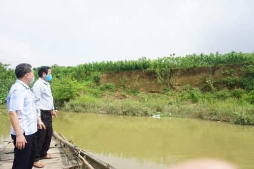 Sớm có biện pháp khắc phục tình trạng sạt lở bờ sông