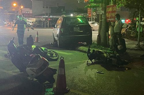 Ô tô càn quét hàng loạt phương tiện chờ đèn đỏ, 1 xe máy chui gầm