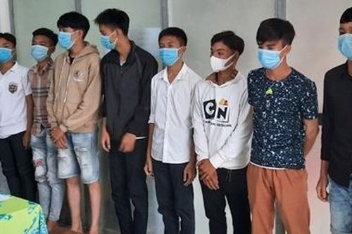 Nhóm thanh niên chặn quốc lộ 'biểu diễn' đua kéo xe trái phép
