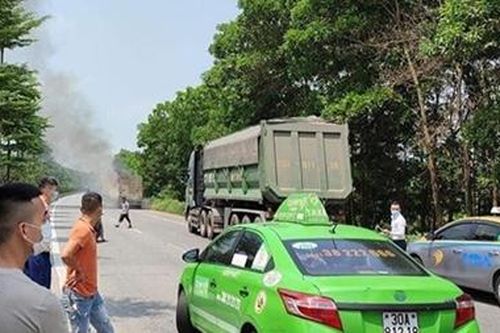 Xe tải bất ngờ bốc cháy trên đường Võ Nguyên Giáp