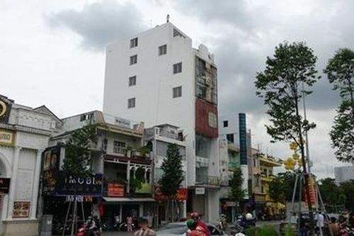 Nam thanh niên ngáo đá leo mái nhà 8 tầng đòi nhảy lầu