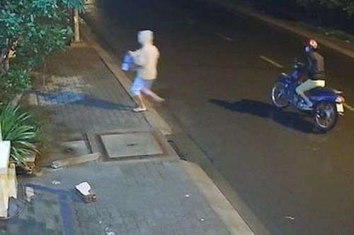 Bé trai còn nguyên dây rốn bị bỏ lại giữa bãi đất trống