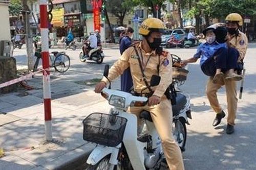CSGT giúp đỡ cụ ông bị va quệt giao thông về nhà