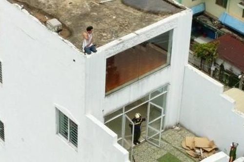 Cứu người đàn ông nghi ngáo đá nhảy múa trên tầng thượng ngôi nhà