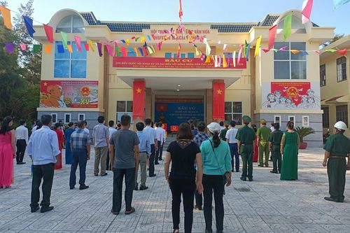 Những cử tri đầu tiên trên huyện đảo Bạch Long Vỹ đi bỏ phiếu