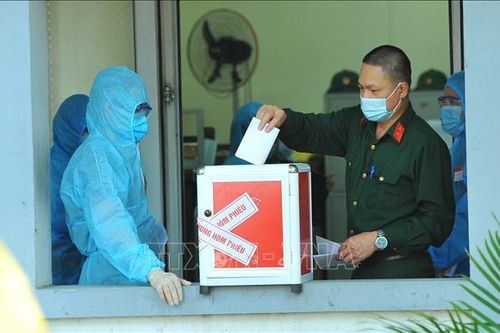 Rộn ràng ngày hội bầu cử sớm tại nhiều địa phương