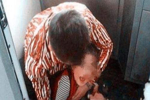 Bố bế con gái vào nhà WC trên tàu hơn 20 phút không thấy ra, cảnh sát xông vào phá cửa, lật tẩy âm mưu thâm hiểm