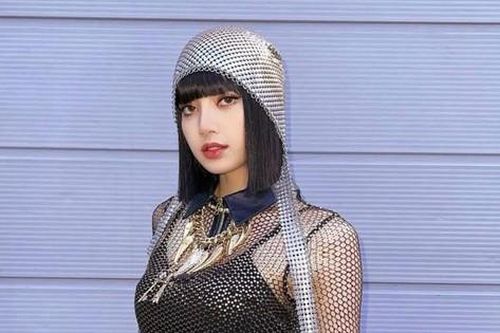 Idol gặp sự cố với pháo hoa thì nhiều, nhưng xử lý tinh tế như Lisa thì chưa từng gặp