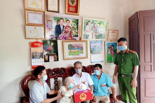 Hòm phiếu phụ đến tận nhà, để cử tri bỏ phiếu chọn người tài đức