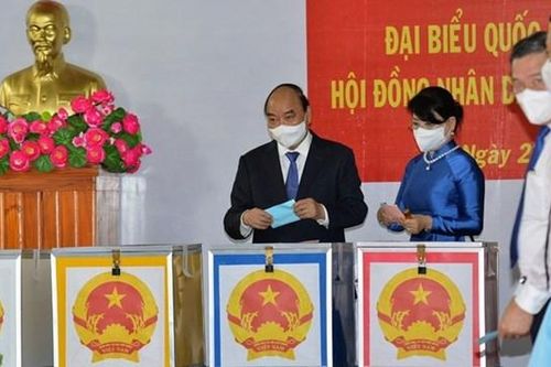 Chủ tịch nước Nguyễn Xuân Phúc bỏ phiếu bầu cử tại TP Hồ Chí Minh