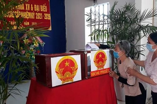 Nam Định: Xúc động hình ảnh cụ già, nhà tu hành, người trẻ đi bầu cử