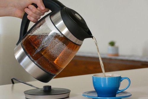 Ấm siêu tốc làm nóng nước như thế nào?