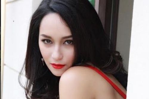 Người đẹp Thái Lan Bee Namthip hẹn hò doanh nhân
