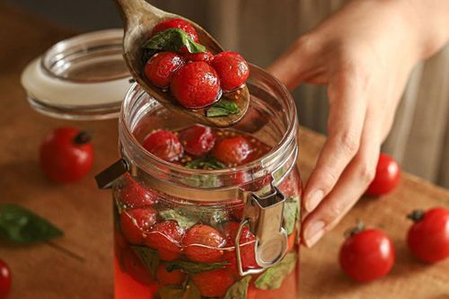 Làm cà chua bi dầm đường đá mát lạnh ngày nắng nóng