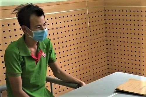 Đạp cán bộ sau khi vượt chốt kiểm dịch