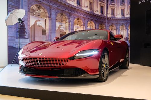 Siêu xe tầm giá 20 tỷ đồng, chọn Ferrari Roma hay Aston Martin DB11