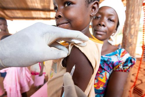 Một tỷ phú muốn cung cấp vaccine Covid-19 cho 1,3 tỷ dân châu Phi