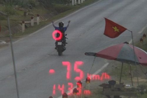 Buông 2 tay khi lái xe, tài xế bị phạt hơn 8 triệu đồng
