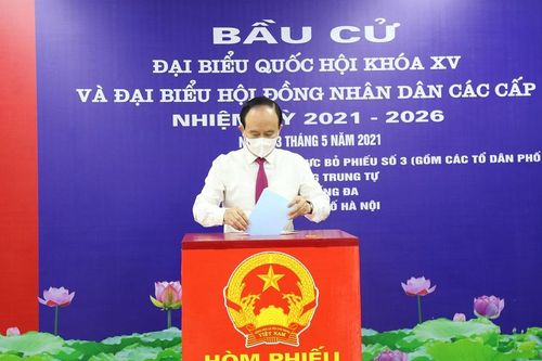 Hình ảnh Chủ tịch HĐND TP Hà Nội Nguyễn Ngọc Tuấn và cử tri thực hiện quyền, trách nhiệm của công dân trong ngày bầu cử