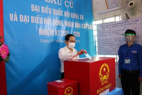 Phó Chủ tịch Thường trực Quốc hội Trần Thanh Mẫn bỏ phiếu bầu cử tại thành phố Cần Thơ