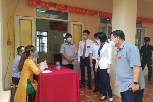 Phó Chủ tịch HĐND TP Phùng Thị Hồng Hà kiểm tra công tác tổ chức bầu cử tại quận Hoàng Mai