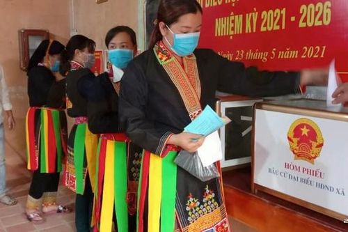 Người dân Quảng Ninh nô nức bỏ phiếu hòa cùng 'Ngày hội non sông'