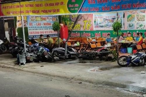 Tai nạn giao thông mới nhất hôm nay 23/5: Vợ chồng thoát chết khi ô tô lao thẳng vào quán nhậu