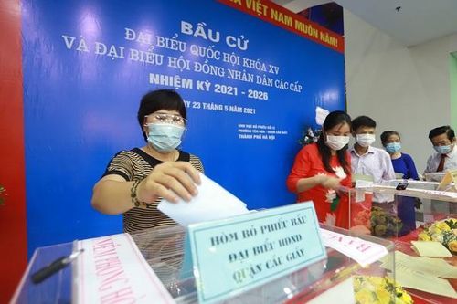 Quận Cầu Giấy: Đến 19 giờ 30, tỷ lệ cử tri đi bầu đạt 99,53%