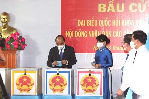 Chủ tịch nước Nguyễn Xuân Phúc bỏ phiếu bầu cử tại huyện Củ Chi, TP Hồ Chí Minh