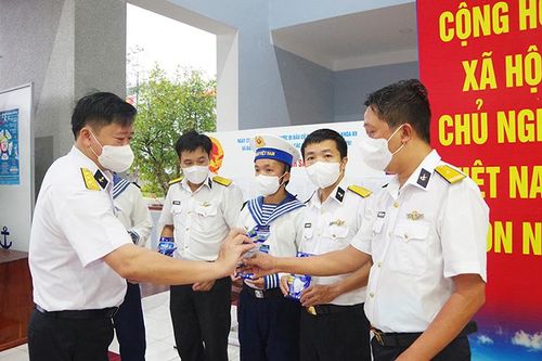 Cử tri thành phố đảo Phú Quốc đi bầu trong mưa