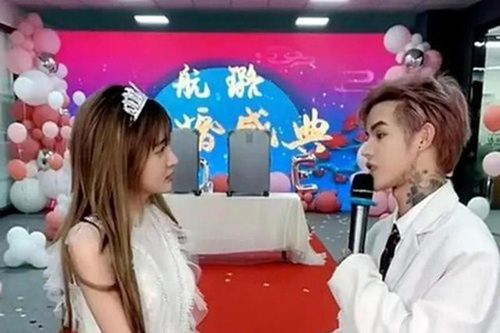 Hot boy livestream cầu hôn bạn gái, bất ngờ bị cấm hoạt động 630 năm