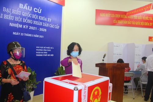 Trưởng Ban Tổ chức Trung ương Trương Thị Mai bỏ phiếu bầu cử tại quận Ba Đình