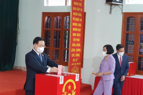 Chủ tịch Quốc hội Vương Đình Huệ bỏ phiếu bầu cử tại Hải Phòng