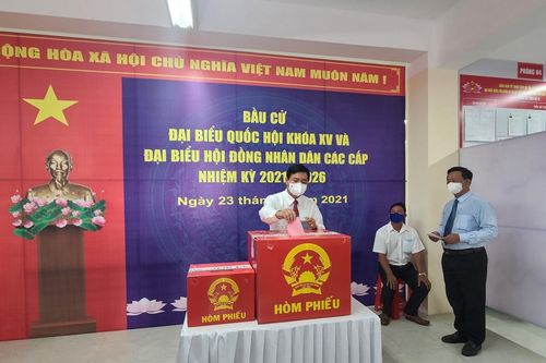 Bỏ phiếu tại Cột cờ nơi cuối trời Tổ quốc