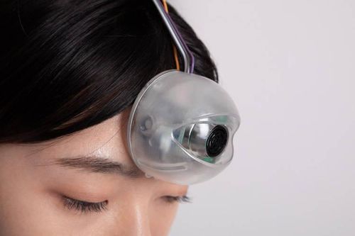 Thiết bị độc lạ được xem là 'con mắt thứ ba' giúp người đi bộ an toàn mà không lo bị ngã