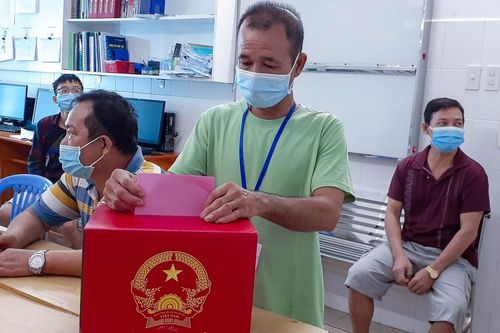 Cần Thơ: Mang hòm phiếu đến tận phòng bệnh để cử tri thực hiện quyền công dân