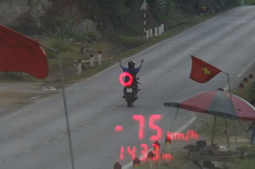 Sơn La: Xử phạt thanh niên buông 2 tay, điều khiển xe máy với tốc độ 75km/h