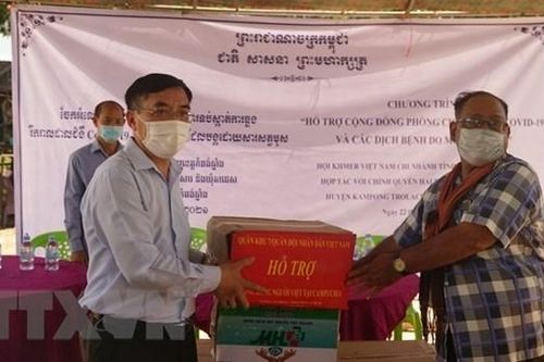 Trao tặng vật tư y tế hỗ trợ bà con gốc Việt tại Campuchia phòng chống dịch Covid-19 và sốt Chikungunya