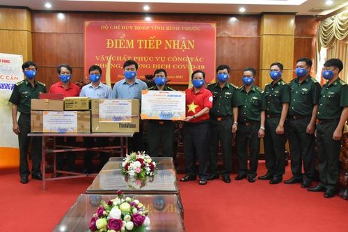 Trao 2.000 lá cờ tổ quốc đến với cán bộ, chiến sĩ bộ đội biên phòng tỉnh Bình Phước