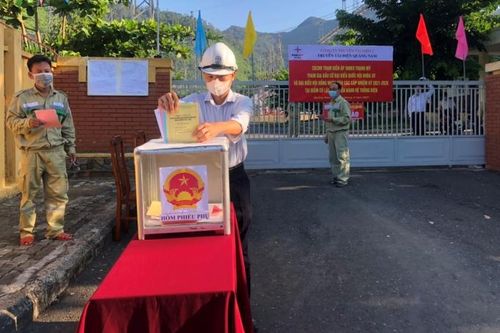 Công ty Truyền tải điện 2 tổ chức cho CBCNV đang được cô lập tham gia bầu cử