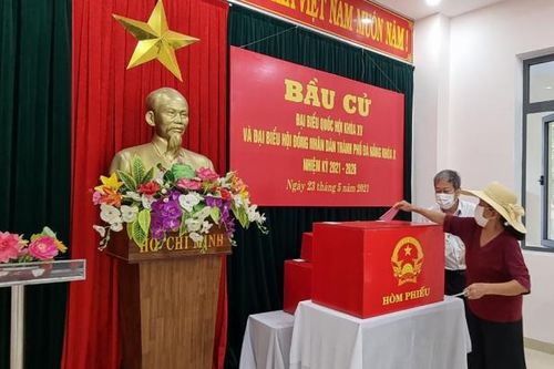 Cử tri Đà Nẵng, Quảng Nam hăng hái đi bầu cử, đảm bảo nghiêm ngặt phòng, chống dịch Covid-19