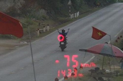 Sơn La: Xử phạt nam thanh niên điều khiển xe máy chạy quá tốc độ buông cả 2 tay