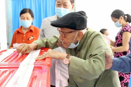 Lá phiếu kỳ vọng của cử tri lão thành trăm tuổi