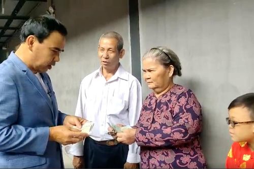 Cảm động chuyện tình đẹp của hai cụ già, MC Quyền Linh mua hàng trăm suất bột chiên