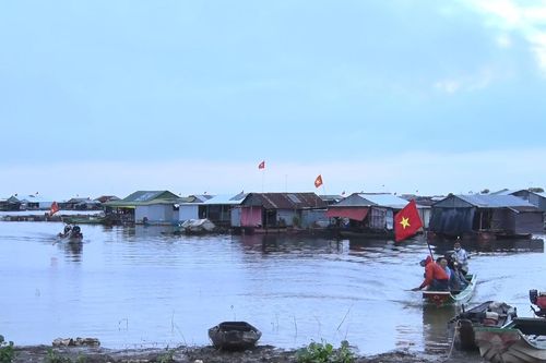Bầu cử trên làng bè sông Đồng Nai
