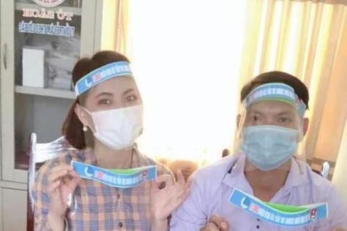 Thanh niên làm mũ chống giọt bắn tặng các tổ bầu cử